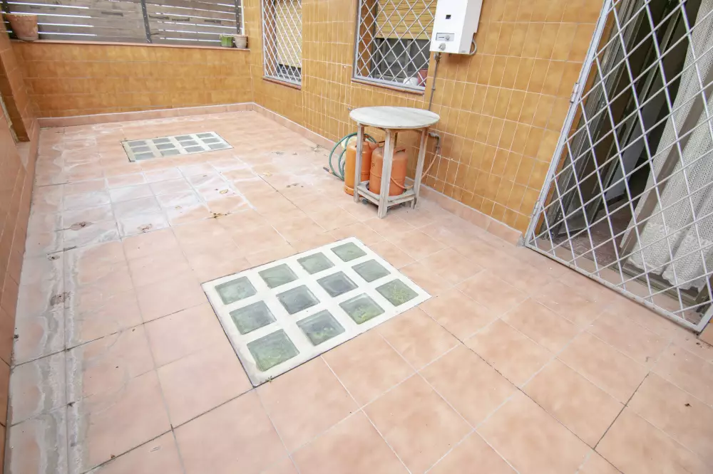 2 Patios y ascensor Junto a Paseo Valldaura.