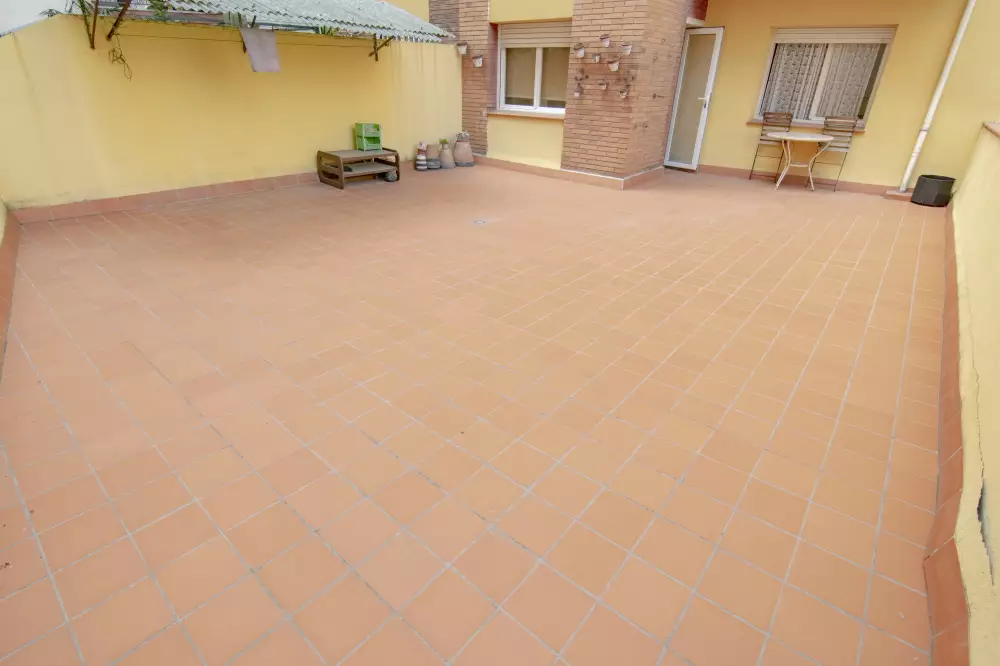 3 habitaciones (2 Dobles), Con Patio amplio.